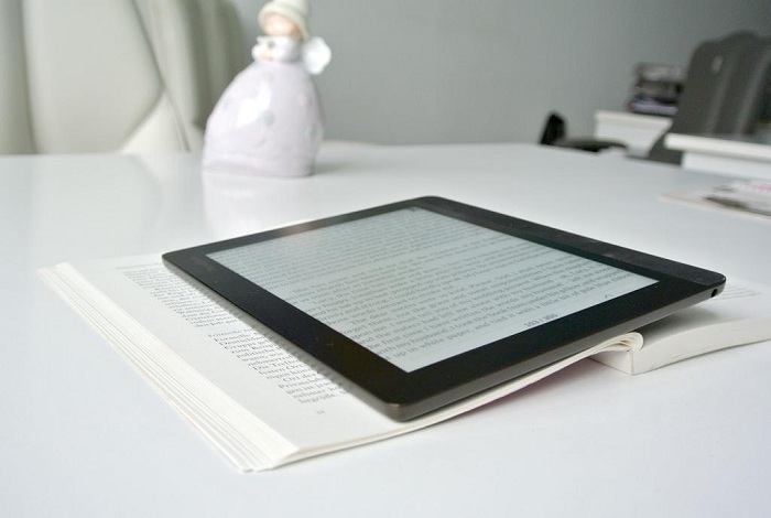PocketBook представила ридер в книжном формате