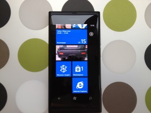 Короткий In Use Nokia Lumia 800: Приобрести нельзя не купить (запятую ставим сами)