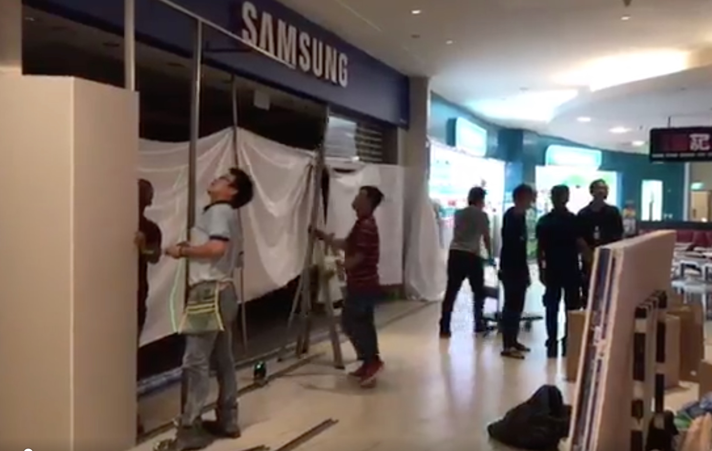 Galaxy S8 发布前，新加坡一家商店着火 Samsung