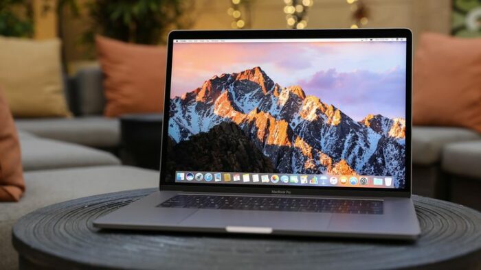 Apple замінить роздуті батареї в нових MacBook Pro