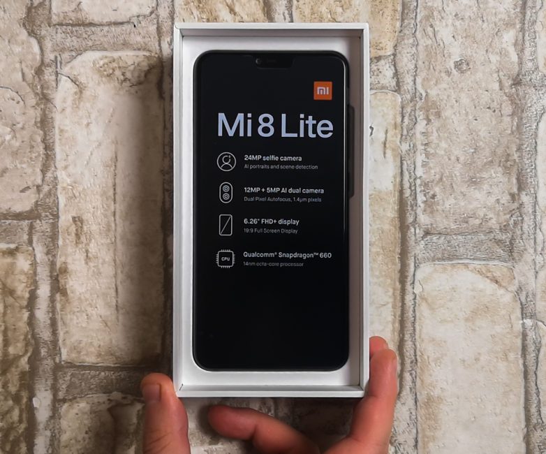 Išmaniojo telefono apžvalga Xiaomi Mi 8 Lite. Patys su gradientais ūsais!