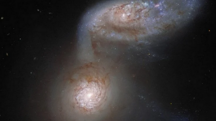 Габбл зафіксував чарівні деталі зіткнення двох галактик