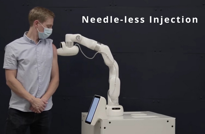 Робот виконує свою першу внутрішньом'язову ін'єкцію без голок