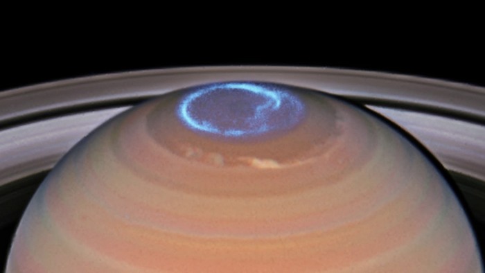 Вчені визначили, яким чином на Сатурні відбуваються незвичайні полярні сяйва
