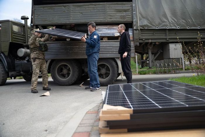 ელონ მასკმა უკრაინას მზის პანელები და Tesla Powerwall ენერგიის შესანახი სისტემები გადასცა