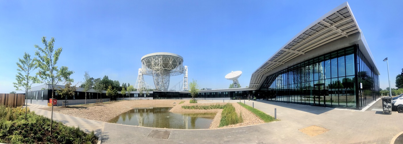 დასრულებული SKA GHQ-ის პანორამული ხედი Jodrell Bank-ში. კრედიტი: SKAO/Juande Santander-Vela