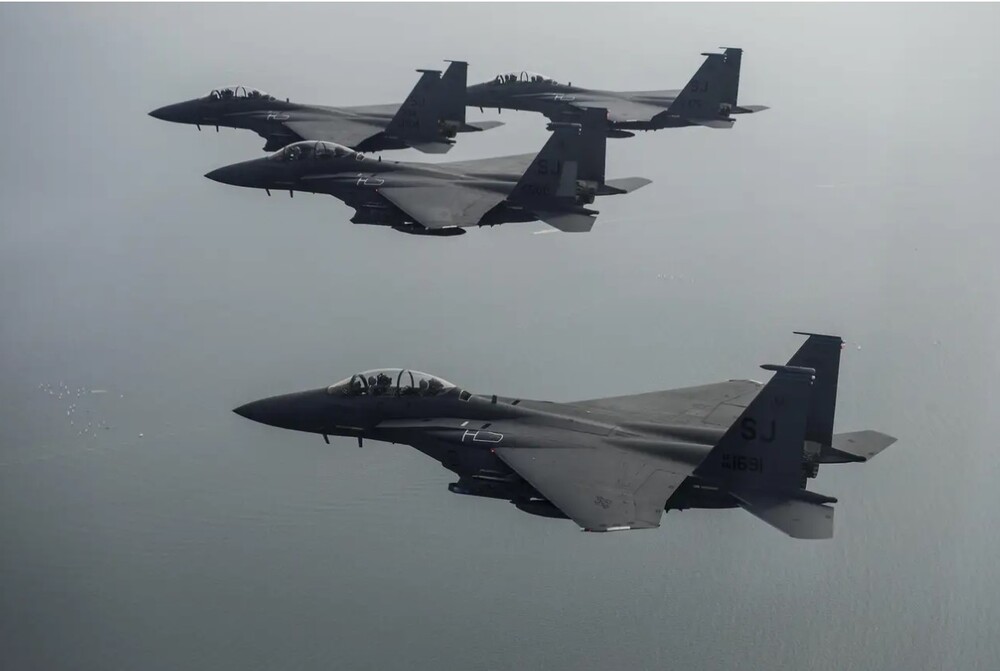 Порівняння F-15 Eagle та F-16 Fighting Falcon: Плюси і мінуси винищувачів