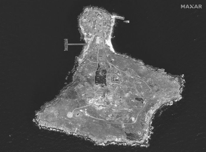Російські війська покинули стратегічний Зміїний острів у Чорному морі 