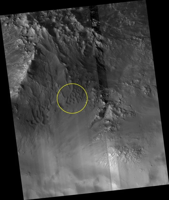 Приголомшливі «блакитні» брижі на Марсі показують, як дме вітер