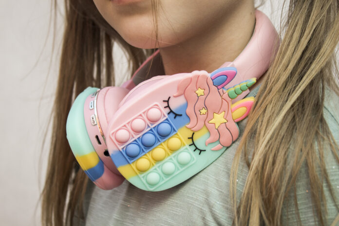 Nowe gadżety w Biedronce: dziecięce słuchawki bezprzewodowe oraz głośnik karaoke