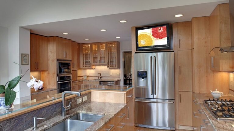 Как выбрать телевизор для кухни: 5 критериев