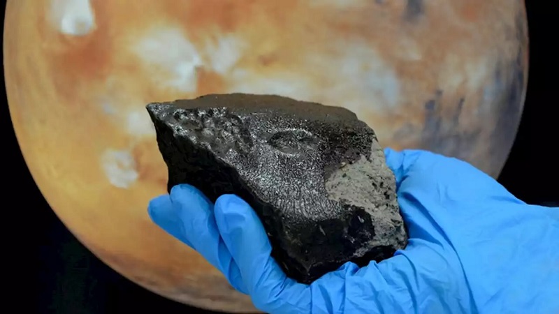 В Антарктиді знайдено великий метеорит