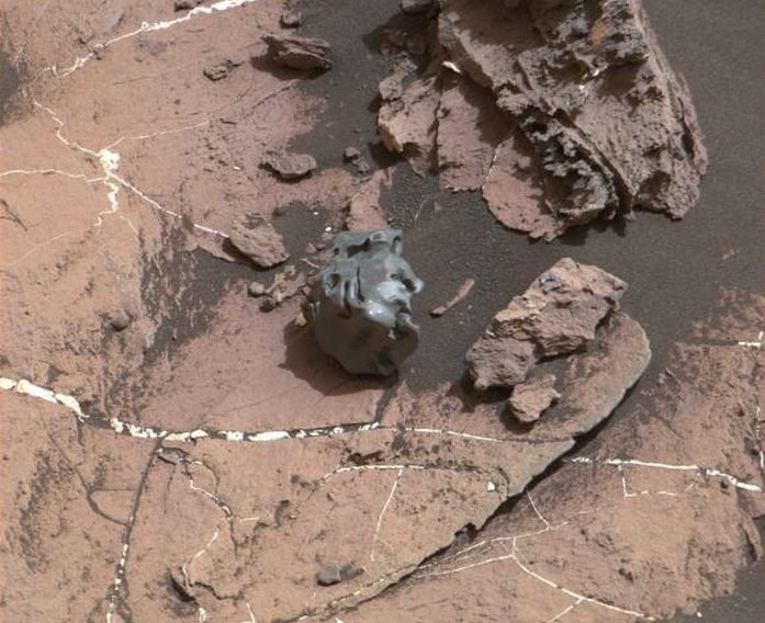 NASAのローバーが火星で珍しい金属隕石と衝突