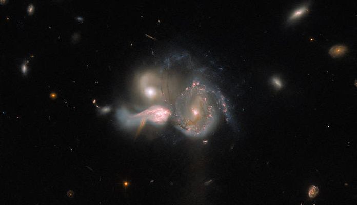 A Hubble lenyűgöző képet készített három galaxis egyesüléséről