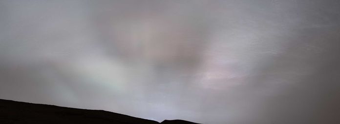 NASA のキュリオシティ ローバーは、たそがれ光線のカラー写真を撮りました