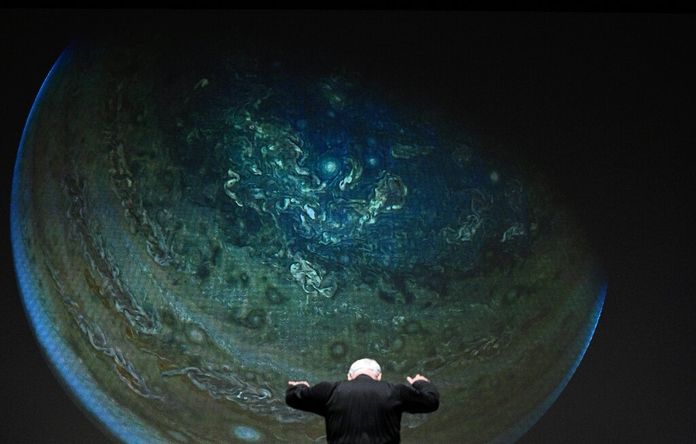 Komposer menggabungkan gambar NASA yang menakjubkan dengan musik