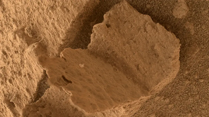 Xe tự hành Curiosity của NASA đã phát hiện ra một tảng đá hình cuốn sách trên Hành tinh Đỏ