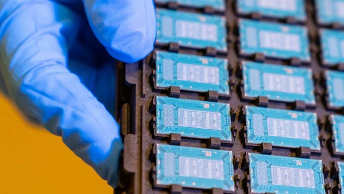 Intel показала скляні підкладки для корпусів мікросхем нового покоління