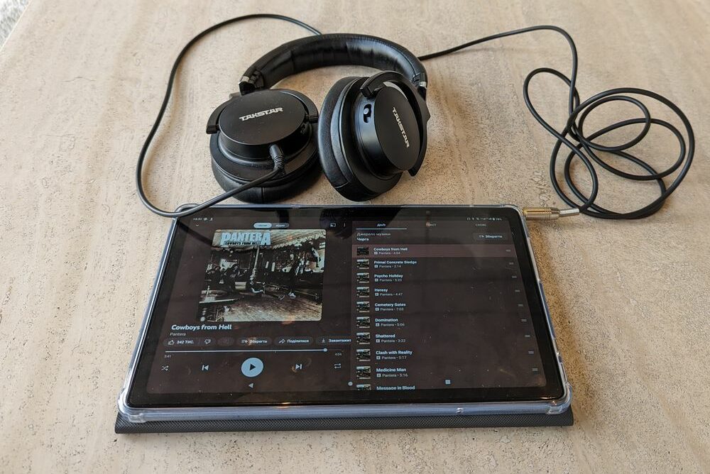 Cubot Tab 40 with wired headphones