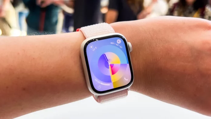 Rok 2024 może nie przynieść wielu zmian. Według raportu Bloomberg, następny model Apple Watch może mieć co najmniej dwie nowe funkcje związane ze zdrowiem. Jeśli raport okaże się prawdziwy, przyszłe urządzenie Apple będzie w stanie wykrywać podwyższone ciśnienie krwi (tak zwane nadciśnienie) oraz obturację podczas snu.