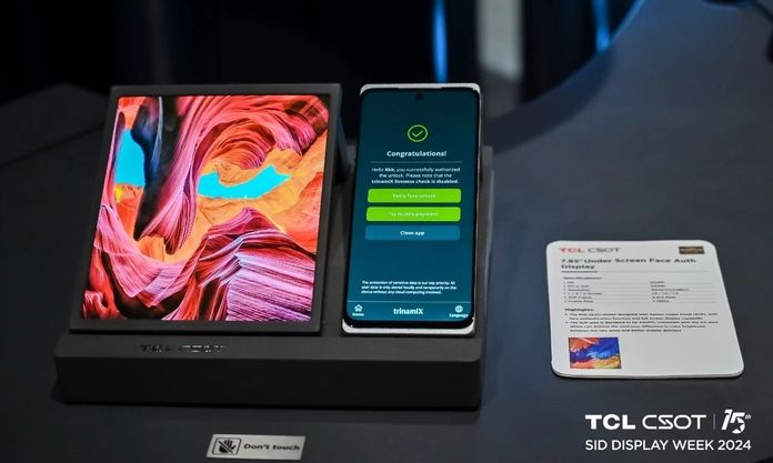 TCL показала перший у світі складаний смартфон з двома шарнірами TCL показала перший у світі складаний смартфон з двома шарнірами