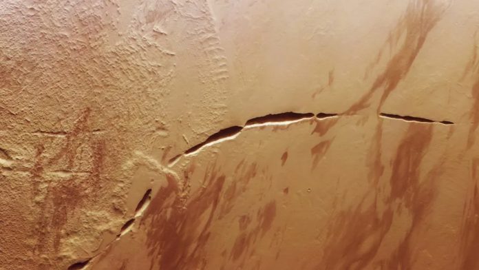 Grand Canyon-size scar on Mars Grand Canyon-size scar on Mars