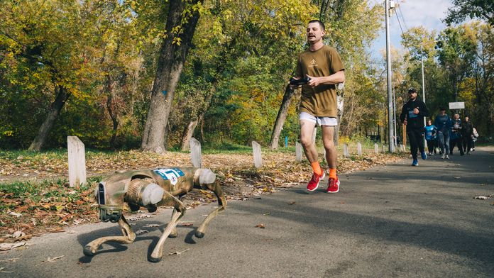 У благодійному забігу Run4Victory у Києві взяв участь робопес