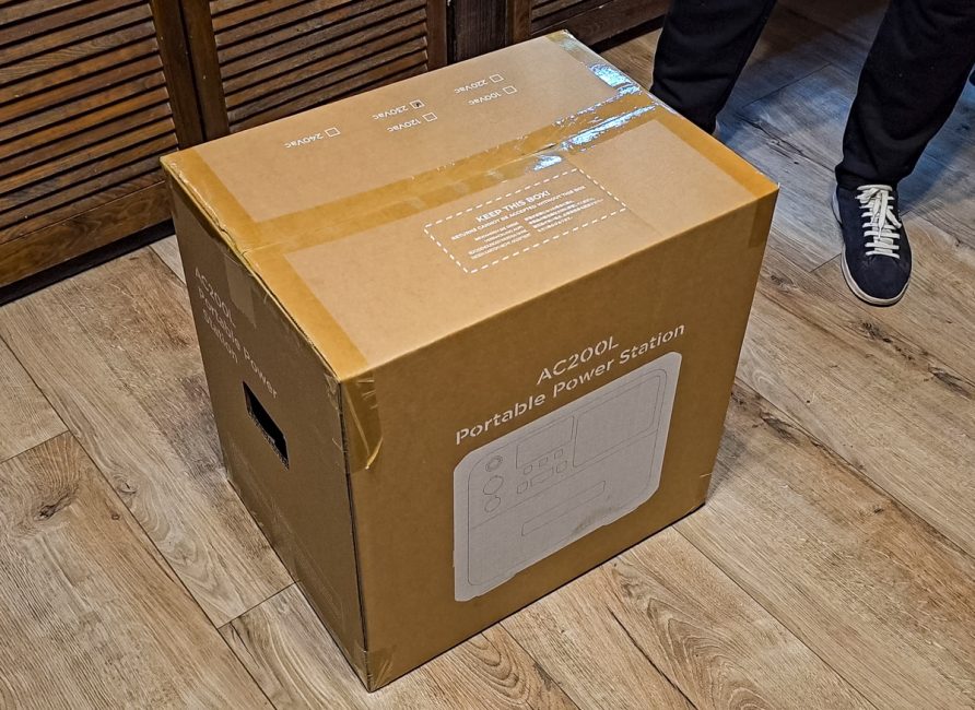 BLUETTI AC200L Unpacking