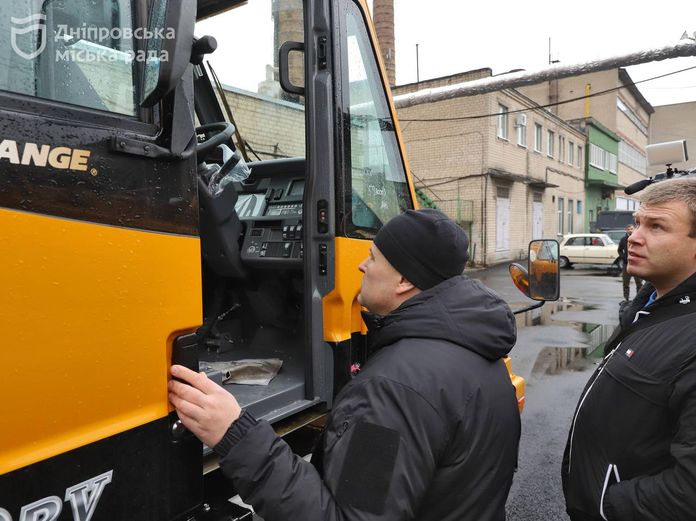 Дніпро отримав великовантажні автокрани від Японії