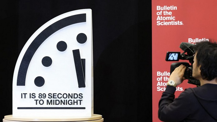 Το Doomsday Clock ενημερώθηκε ένα δευτερόλεπτο πιο κοντά στα μεσάνυχτα: τι σημαίνει αυτό για την ανθρωπότητα