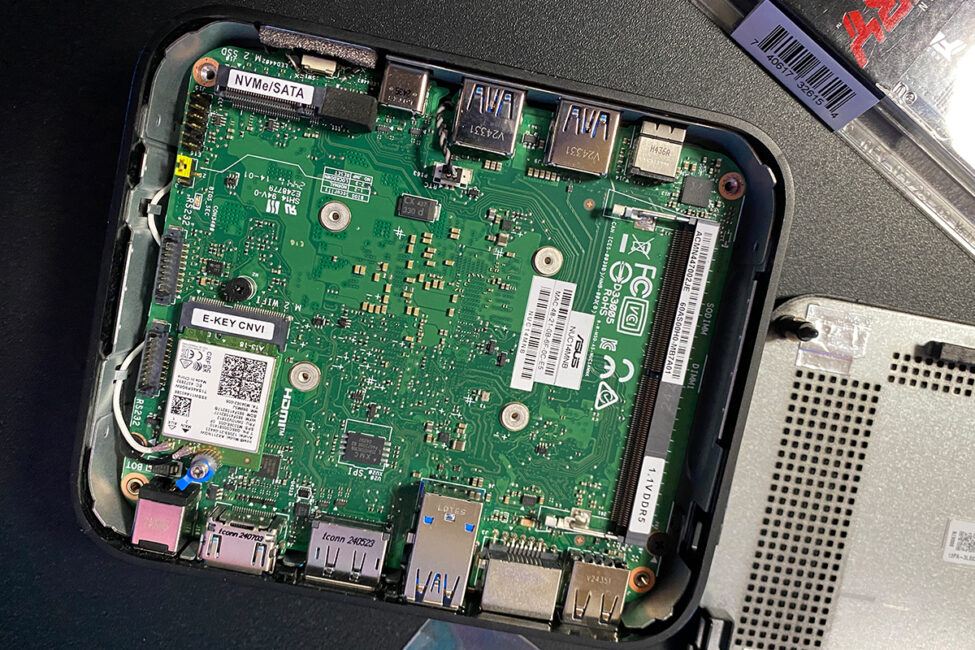 ASUS NUC 14 Essential