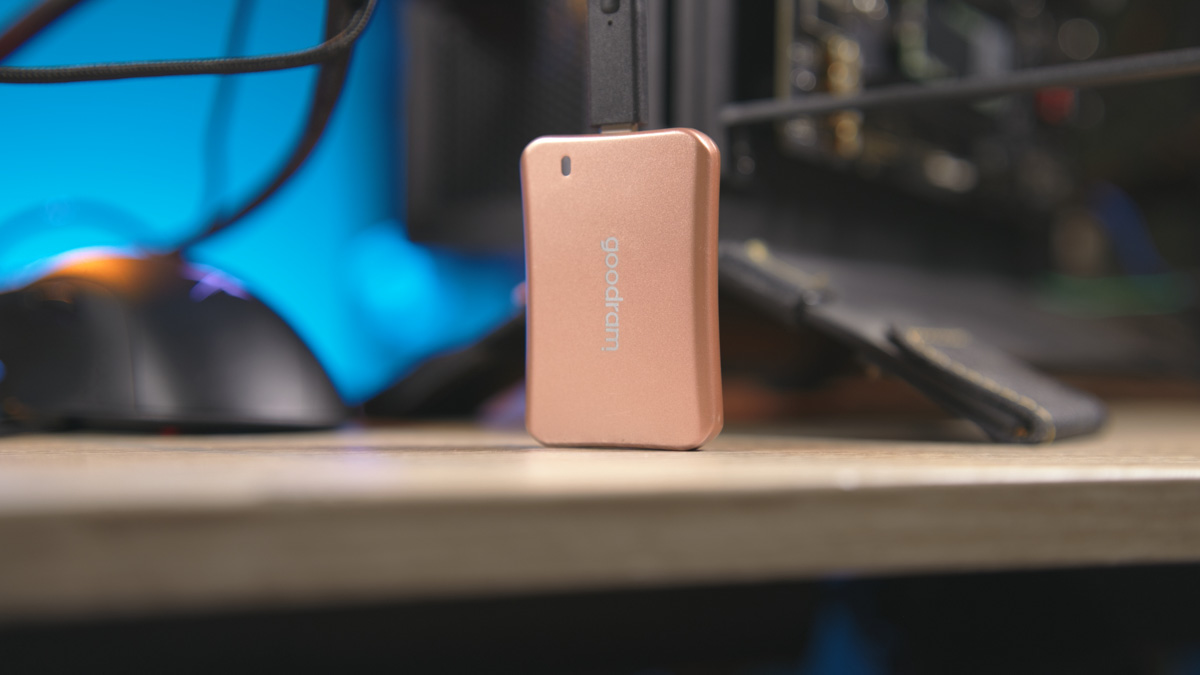 Випуск Goodram HX200 2TB в кольорі Rose Gold не лише відкриває під подібні аксесуари аудиторію більш жіночу, особливо до свят - але і робить цікаві речі операторам. Власне, моя навіть рекомендація Goodram буде наступна.
