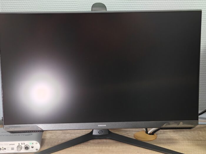 Відображення джерел світла на матовому покритті екрану монітора Samsung Odyssey G3 G30D