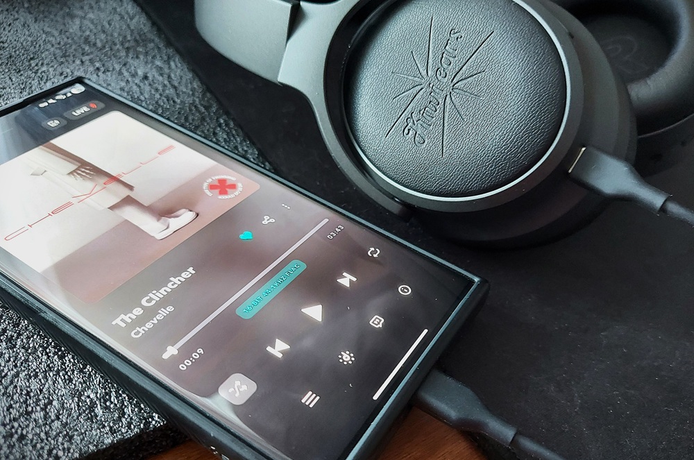 Kiwi Ardor Ears connected via USB-C