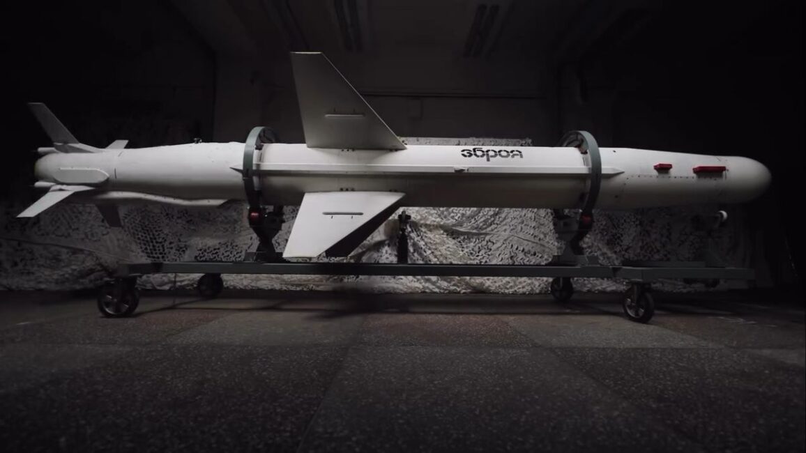 烏克蘭首次公開「長海王星」飛彈—— Root-Nation.com