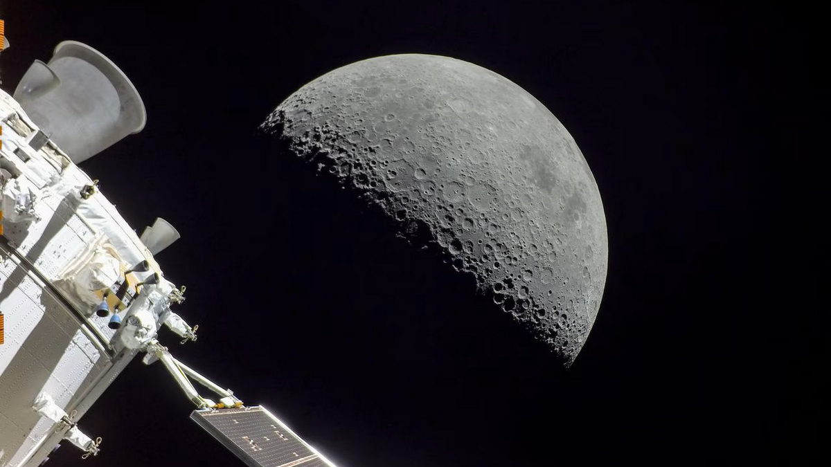 Moon helium