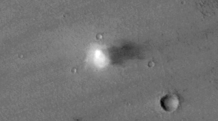 Орбітальні апарати ESA відстежили сотні «пилових дияволів» на Марсі Орбітальні апарати ESA відстежили сотні «пилових дияволів» на Марсі