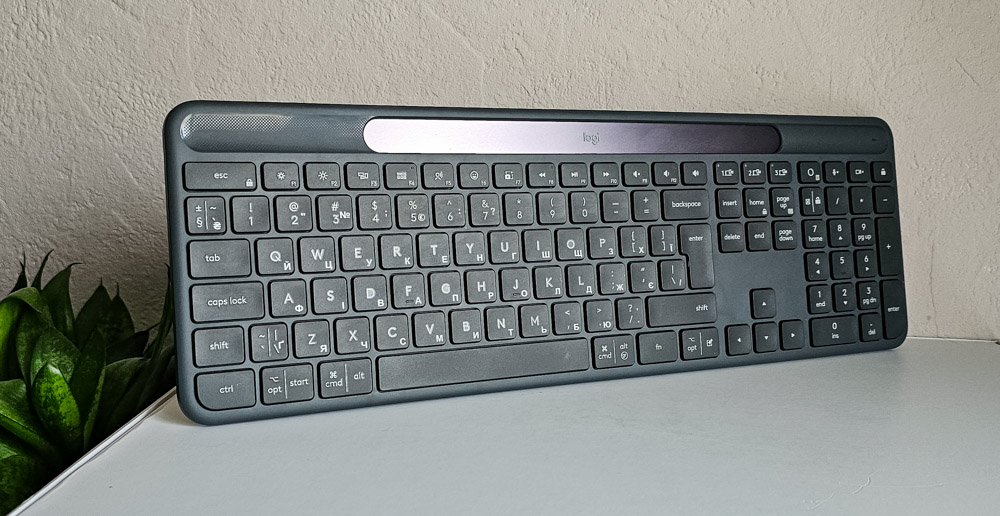 Logitech Signature Slim Solar+ K980 Logitech Signature Slim Solar+ K980