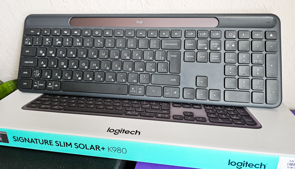 Logitech Signature Slim Solar+ K980 Logitech Signature Slim Solar+ K980