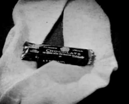 Шоколадний батончик Hershey's у фільмі Wings (1927) Шоколадний батончик Hershey's у фільмі Wings (1927)