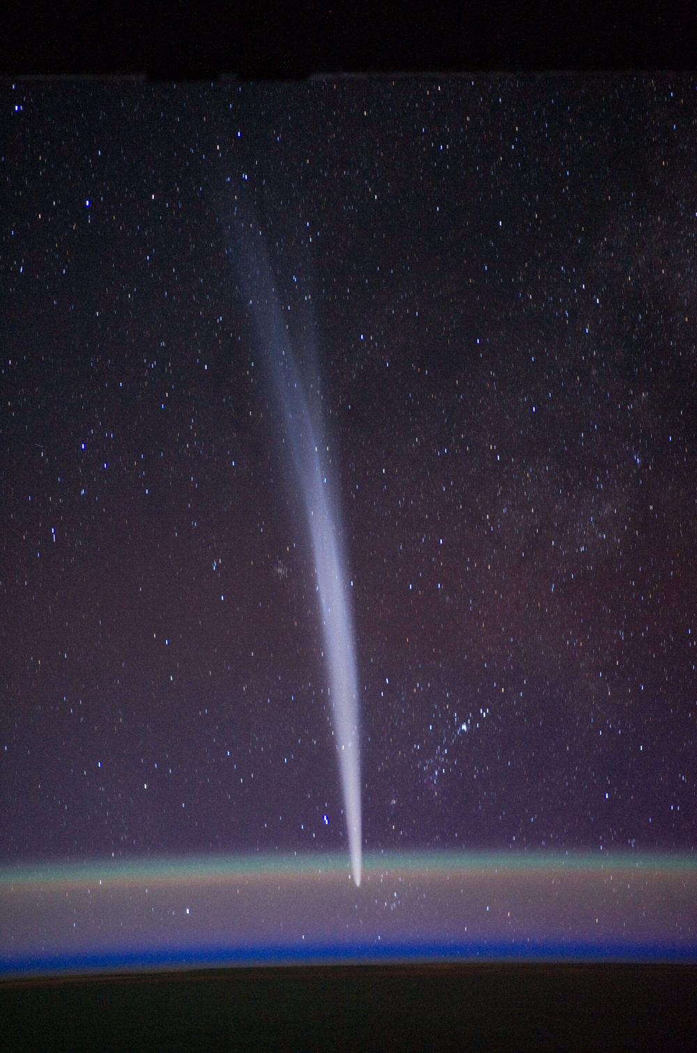 Ця вражаюча фотографія комети C/2011W3 (Лавджой) була зроблена астронавтом НАСА Деном Бербанком, командиром експедиції 30, на борту Міжнародної космічної станції 22 грудня 2011 року. Ця вражаюча фотографія комети C/2011W3 (Лавджой) була зроблена астронавтом НАСА Деном Бербанком, командиром експедиції 30, на борту Міжнародної космічної станції 22 грудня 2011 року.