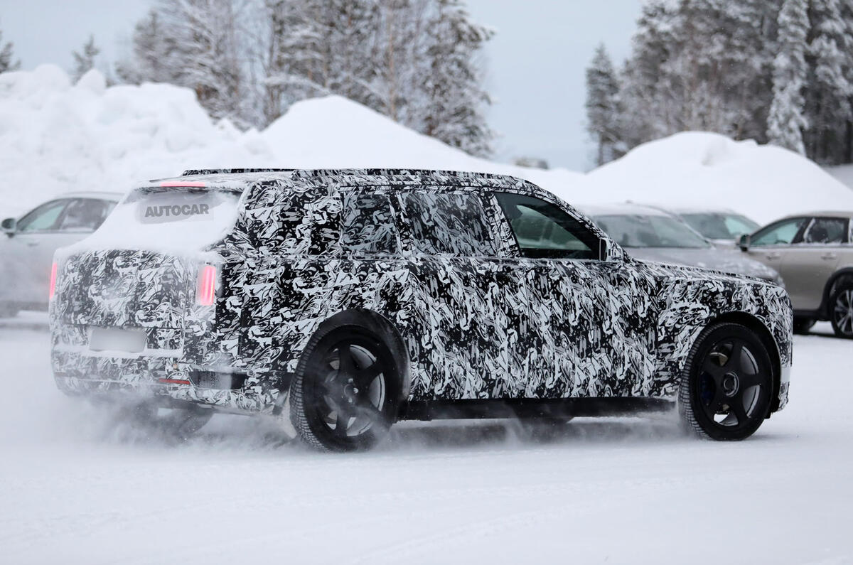 Великий флагманський електричний SUV Rolls-Royce тестують у суворих умовах Великий флагманський електричний SUV Rolls-Royce тестують у суворих умовах