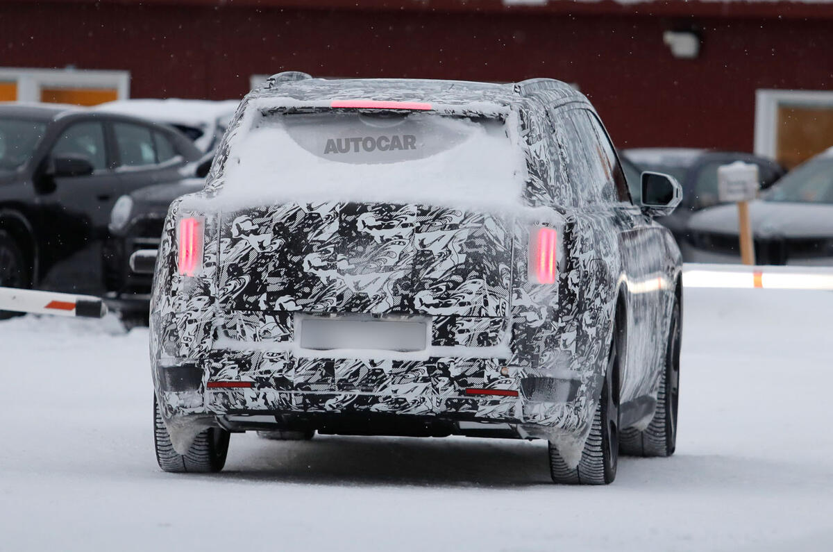 Великий флагманський електричний SUV Rolls-Royce тестують у суворих умовах Великий флагманський електричний SUV Rolls-Royce тестують у суворих умовах