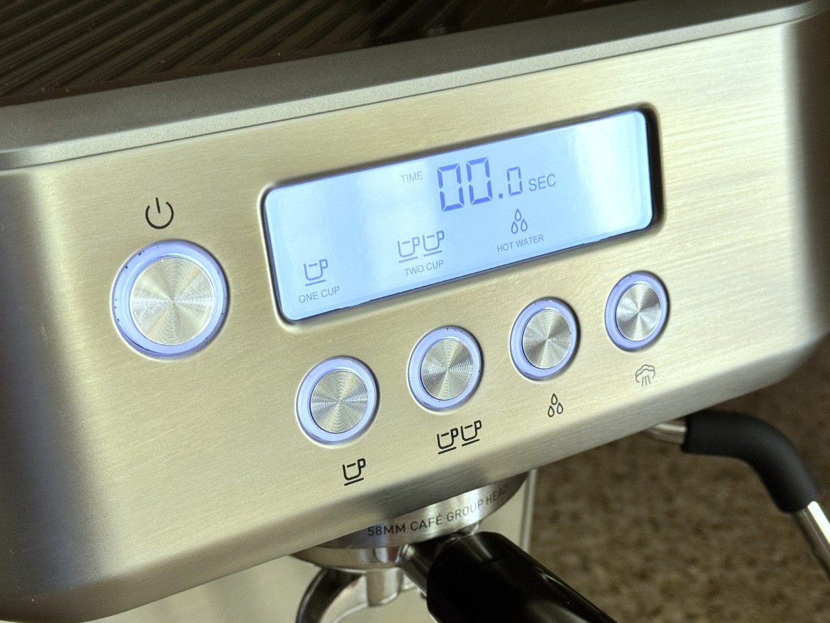 Close-up of the Casabrews Ultra espresso machine control panel and digital display Close-up of the Casabrews Ultra espresso machine control panel and digital display
