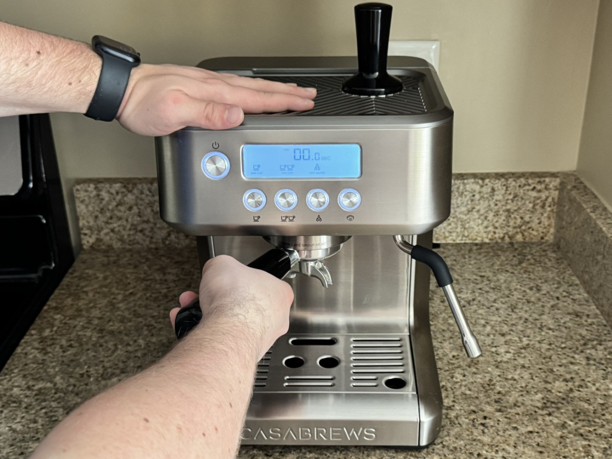 User locking the portafilter into the Casabrews Ultra espresso machine User locking the portafilter into the Casabrews Ultra espresso machine