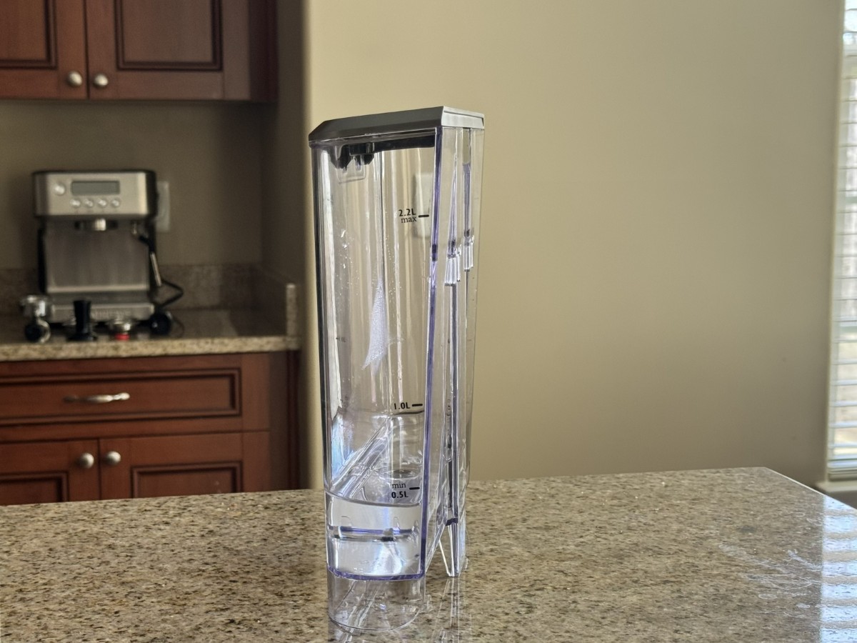 Removable 2.2-liter water tank for the Casabrews Ultra espresso machine Removable 2.2-liter water tank for the Casabrews Ultra espresso machine