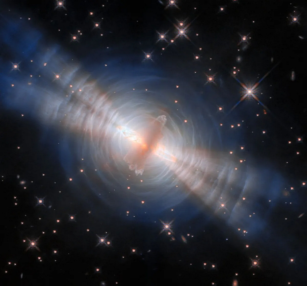 NASA Hubble зафіксував останні миті життя зірки у вражаючій деталізації NASA Hubble зафіксував останні миті життя зірки у вражаючій деталізації