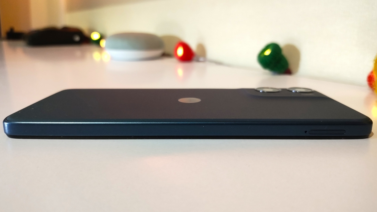Motorola Moto G06 Power left edge
