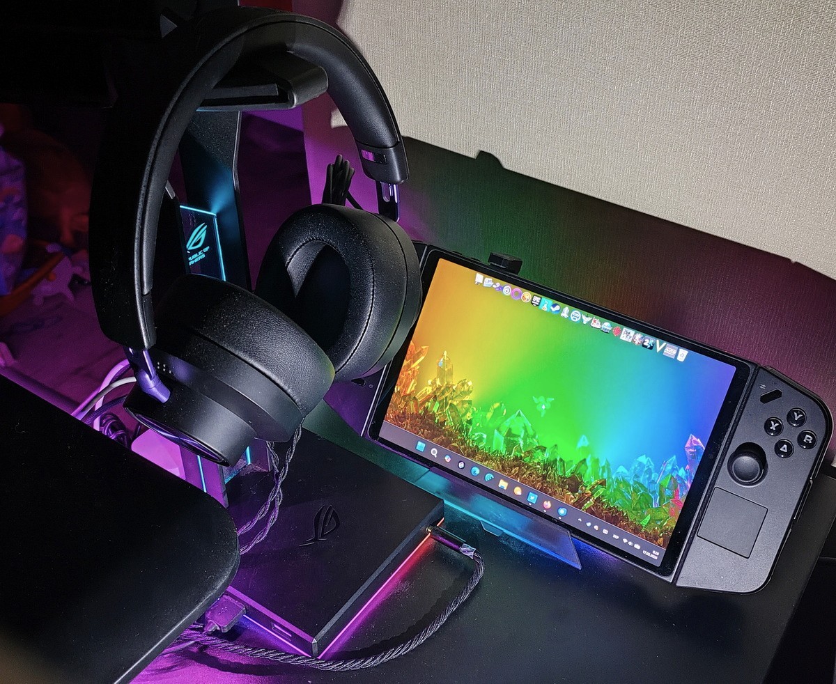Kiwi Ears x Z-Reviews Serene on ROG Throne