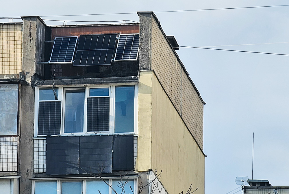 Монтаж сонячних панелей на балконі квартири Монтаж сонячних панелей на балконі квартири